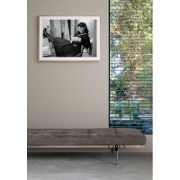 Постер "34;Просто Постер "34; Одри Хепбёрн, читающая книгу 60x90 в раме Металл